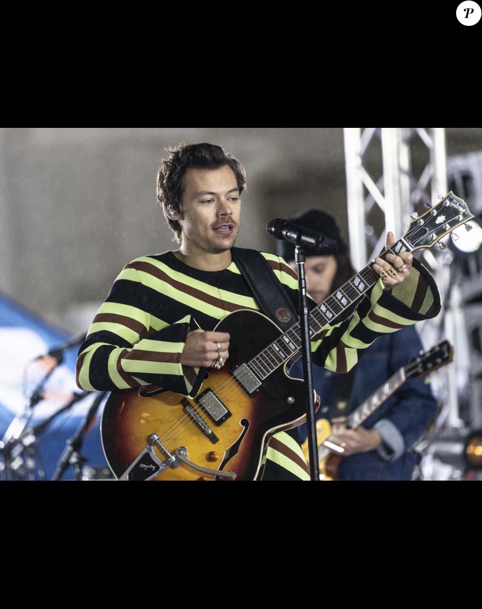 Harry Styles donne un concert devant le Rockefeller Center pour l'émission NBC Today à New York City, New York, Etats-Unis, le 19 mai 2022.. Les fans ont patienté plusieurs heures sous la pluie. Harry Styles sort son troisième album, "Harry's House".