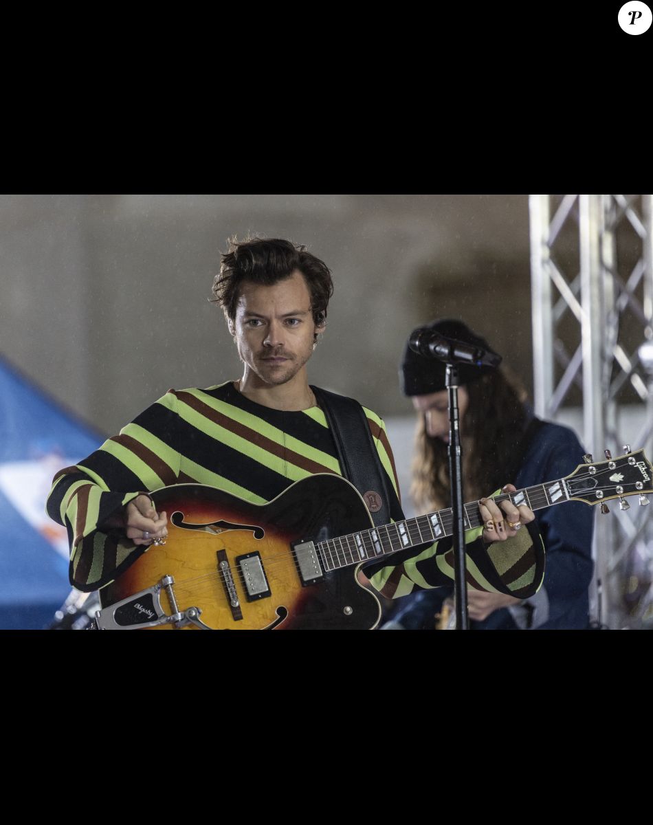 Harry Styles donne un concert devant le Rockefeller Center pour l'émission NBC Today à New York City, New York, Etats-Unis, le 19 mai 2022.. Les fans ont patienté plusieurs heures sous la pluie. Harry Styles sort son troisième album, "Harry's House".