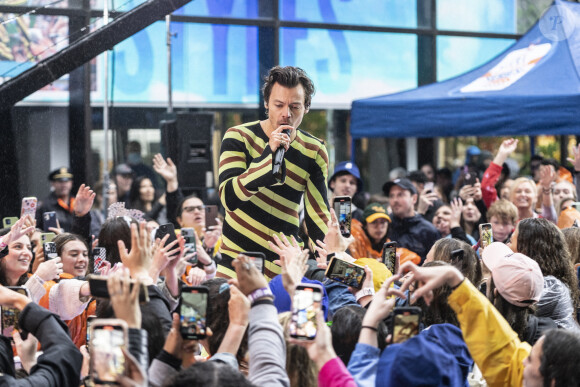 Harry Styles donne un concert devant le Rockefeller Center pour l'émission NBC Today à New York City, New York, Etats-Unis, le 19 mai 2022.. Les fans ont patienté plusieurs heures sous la pluie. Harry Styles sort son troisième album, "Harry's House". 