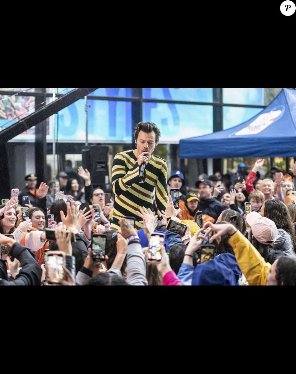 Harry Styles donne un concert devant le Rockefeller Center pour l'émission NBC Today à New York City, New York, Etats-Unis, le 19 mai 2022.. Les fans ont patienté plusieurs heures sous la pluie. Harry Styles sort son troisième album, "Harry's House".