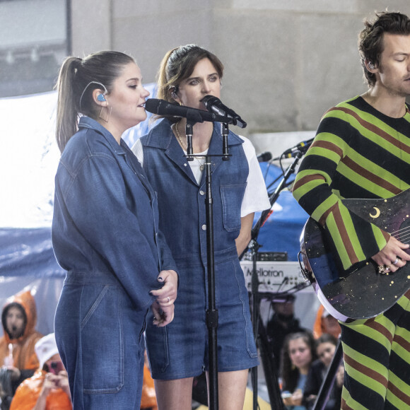 Harry Styles donne un concert devant le Rockefeller Center pour l'émission NBC Today à New York City, New York, Etats-Unis, le 19 mai 2022.. Les fans ont patienté plusieurs heures sous la pluie. Harry Styles sort son troisième album, "Harry's House". 
