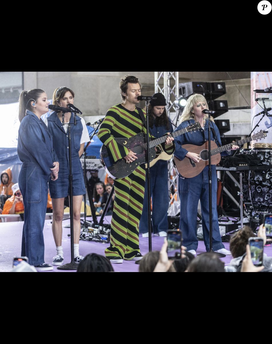 Harry Styles donne un concert devant le Rockefeller Center pour l'émission NBC Today à New York City, New York, Etats-Unis, le 19 mai 2022.. Les fans ont patienté plusieurs heures sous la pluie. Harry Styles sort son troisième album, "Harry's House".