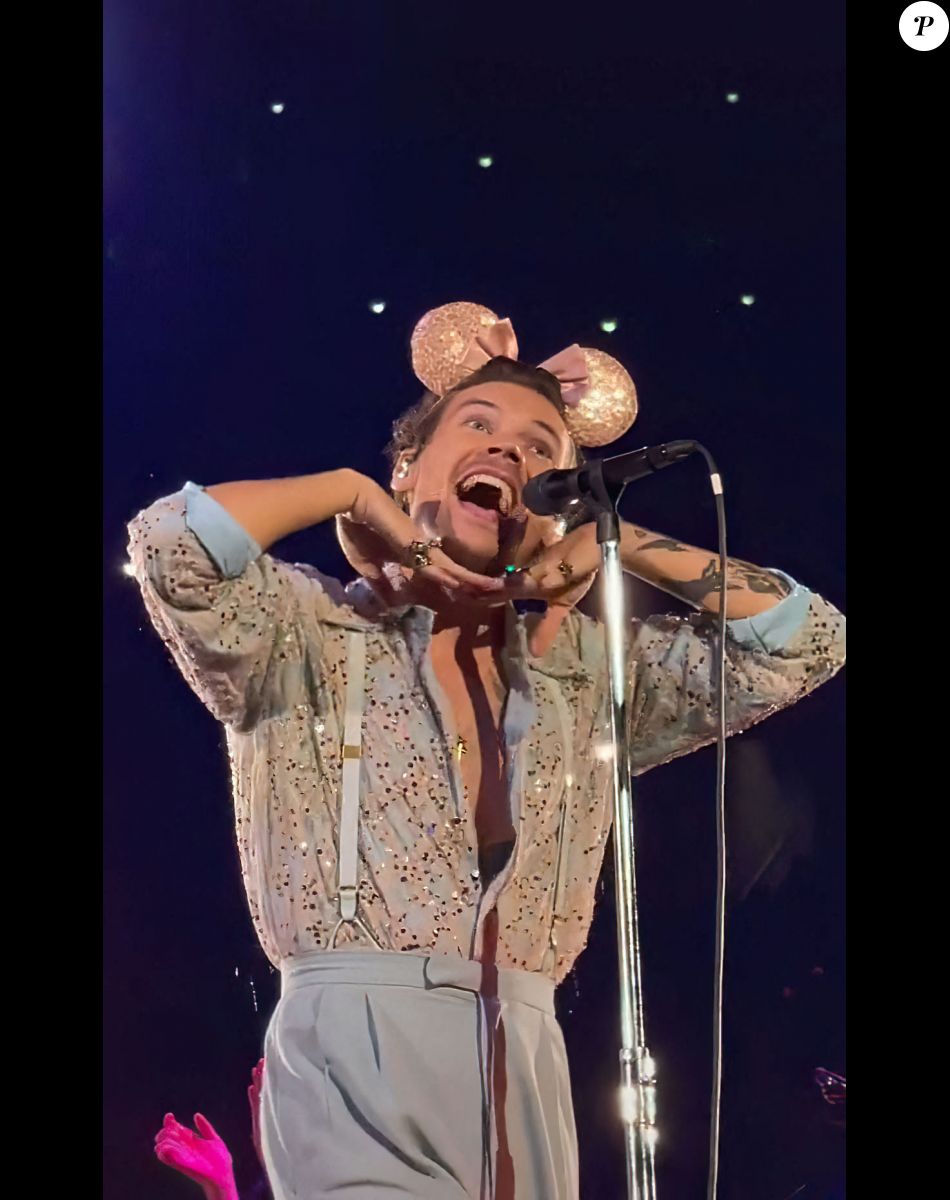 Harry Styles, affublé d'oreilles de Minnie, pendant le concert de sa tournée "Love on Tour" à Orlando, le 10 octobre 2021.