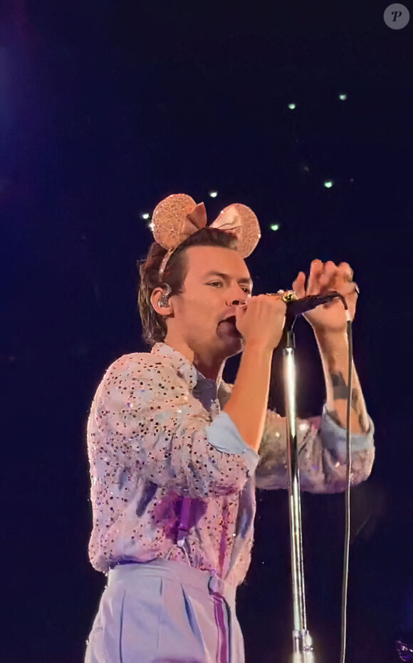 Harry Styles, affublé d'oreilles de Minnie, pendant le concert de sa tournée "Love on Tour" à Orlando, le 10 octobre 2021. 