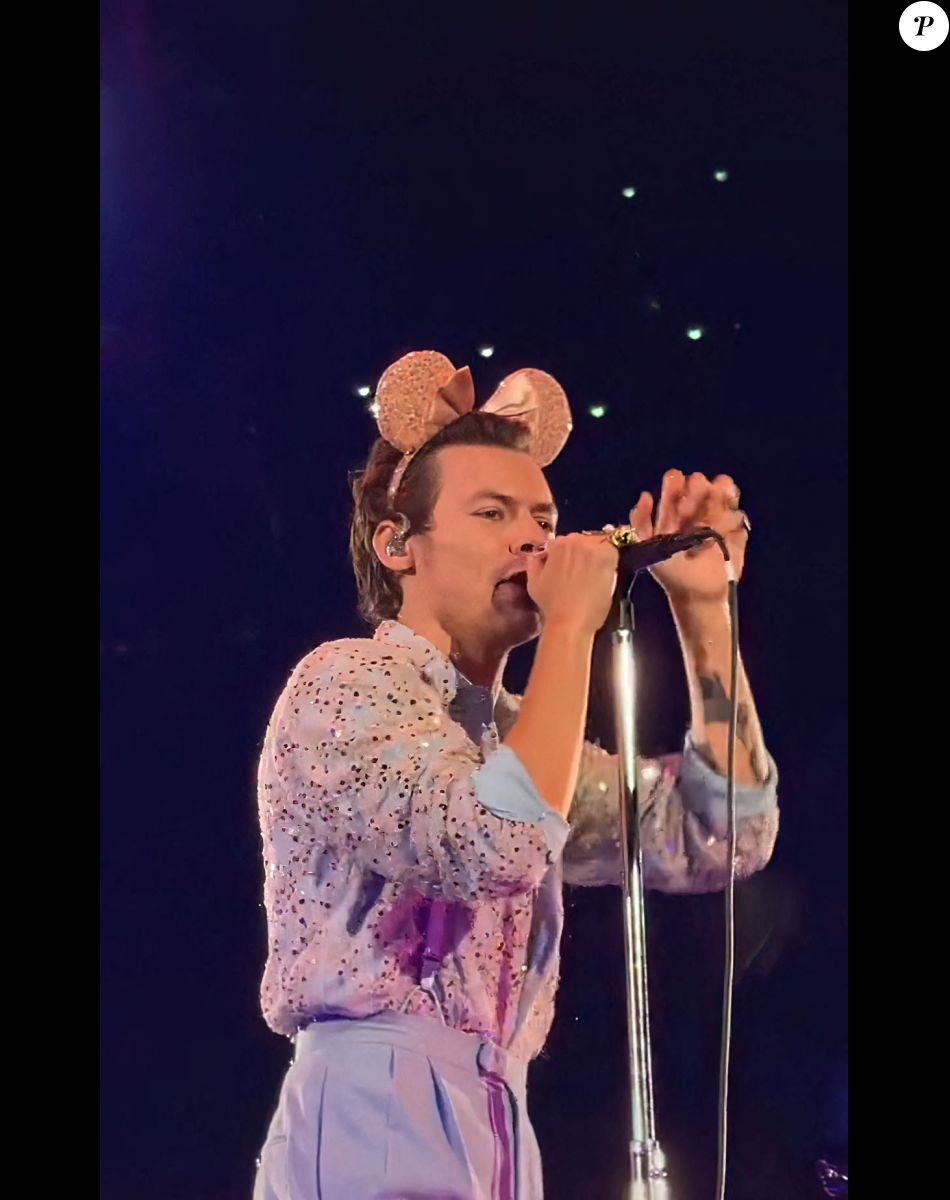 Harry Styles, affublé d'oreilles de Minnie, pendant le concert de sa tournée "Love on Tour" à Orlando, le 10 octobre 2021.