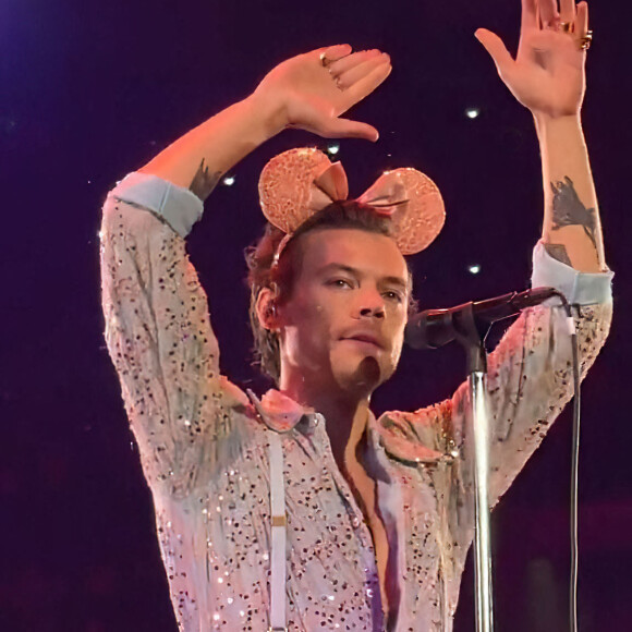 Harry Styles, affublé d'oreilles de Minnie, pendant le concert de sa tournée "Love on Tour" à Orlando, le 10 octobre 2021. 