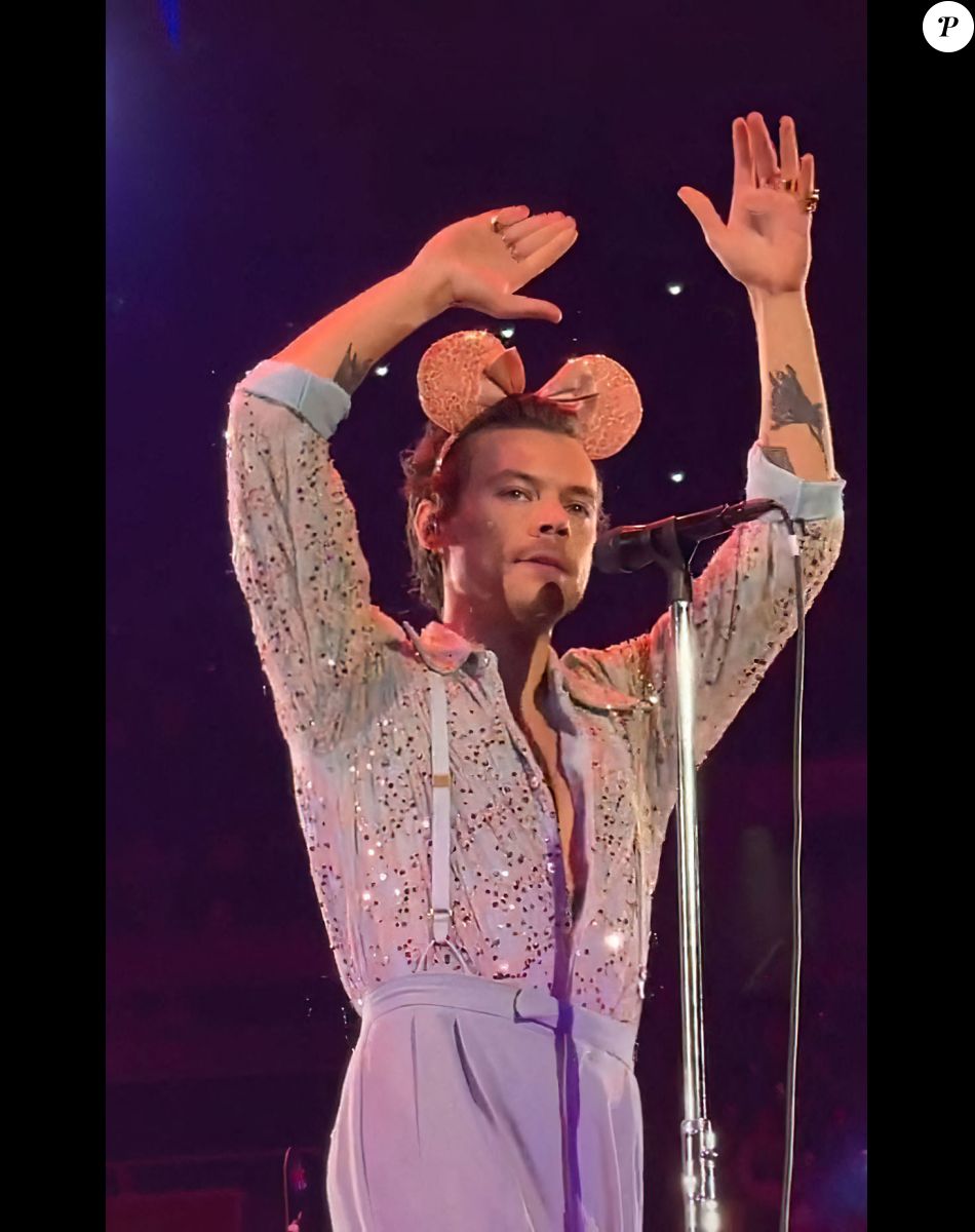 Harry Styles, affublé d'oreilles de Minnie, pendant le concert de sa tournée "Love on Tour" à Orlando, le 10 octobre 2021.