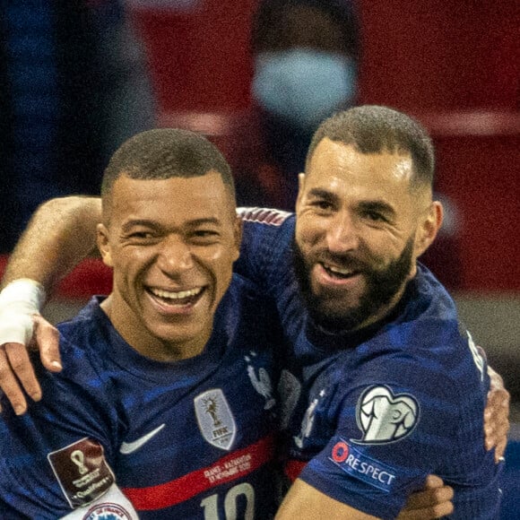 Kylian Mbappé et Karim Benzema lors du match de football de qualification pour la Coupe du monde 2022 entre la France et le Kazakhstan au stade Parc des Princes à Paris, France, le 13 novembre 2021. La France a gagné 8-0. © Cyril Moreau/Bestimage