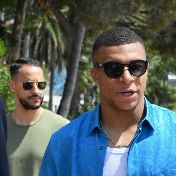 Kylian Mbappé se promène sur la croisette lors du 75ème Festival International du Film de Cannes, France, le 25 mai 2022.