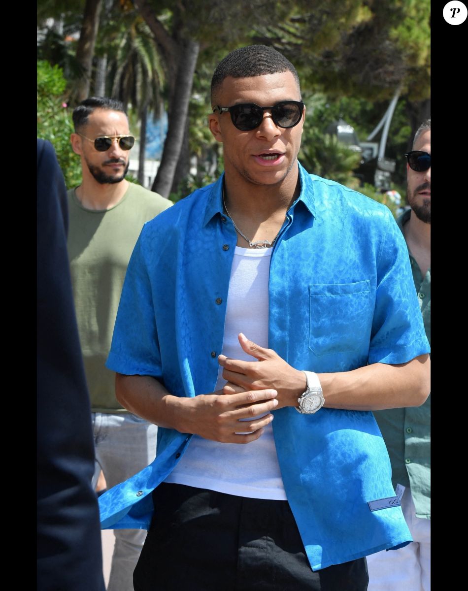 Kylian Mbappé se promène sur la croisette lors du 75ème Festival International du Film de Cannes, France, le 25 mai 2022.