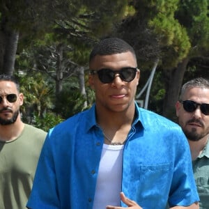 Kylian Mbappé se promène sur la croisette lors du 75ème Festival International du Film de Cannes, France, le 25 mai 2022.