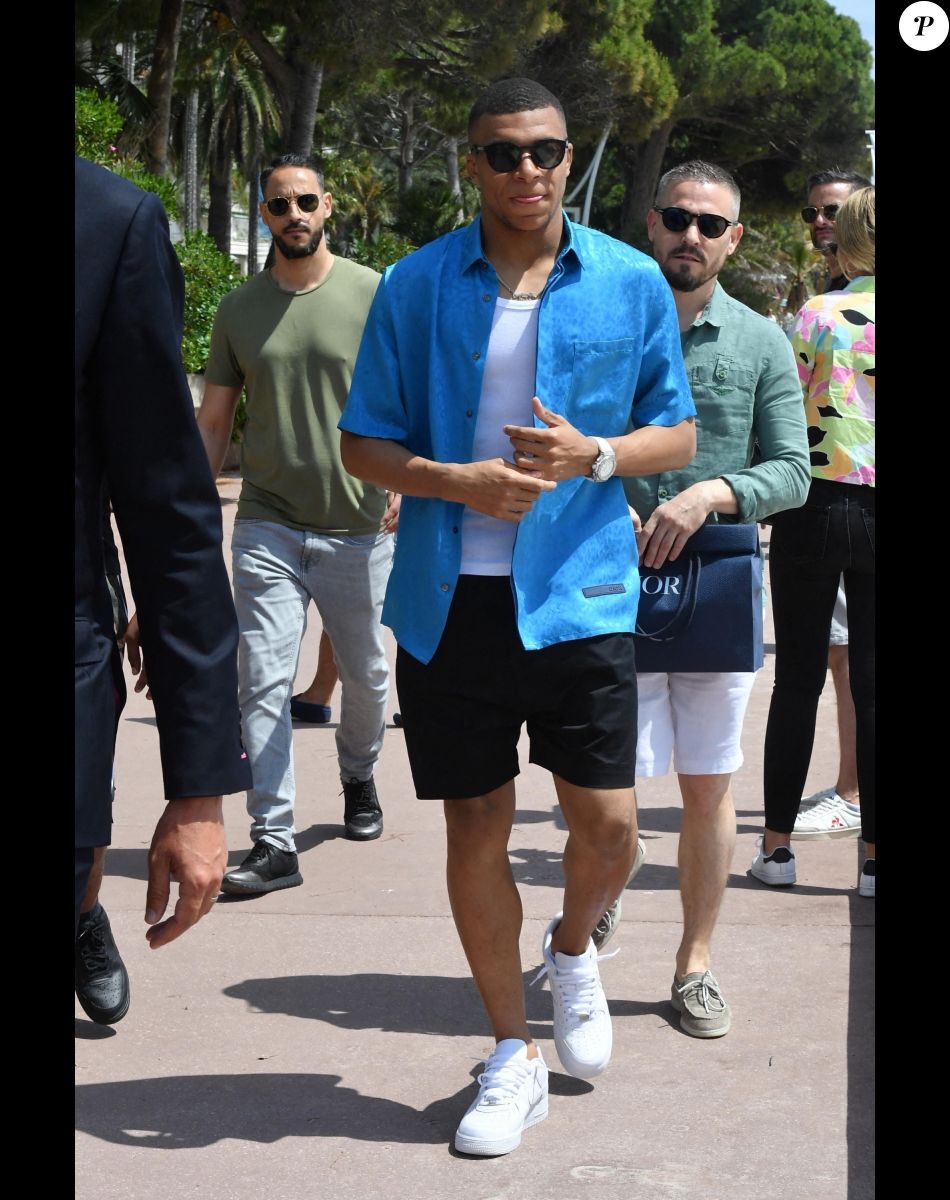 Kylian Mbappé se promène sur la croisette lors du 75ème Festival International du Film de Cannes, France, le 25 mai 2022.