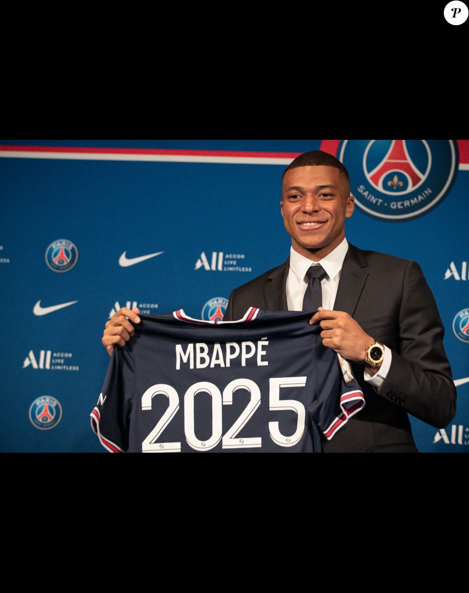 Kylian Mbappé lors d'une conférence de presse suite au renouvellement de son contrat au Paris Saint-Germain jusqu'en 2025, au Parc des Princes à Paris, France, le 23 mai 2022. © Aurelien Morissard/Panoramic/Bestimage