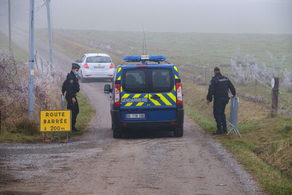 Des gendarmes lors d'une fouille pour rechercher une trace du corps de Delphine Jubillar. 18 janvier 2022