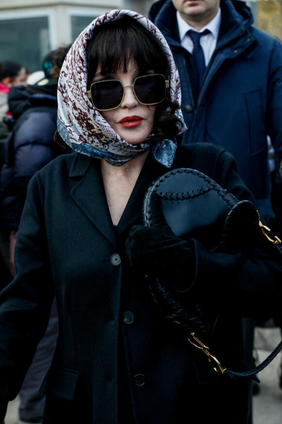 Isabelle Adjani - Arrivées au défilé Dior Femme Automne/Hiver 2022/2023 lors de la Fashion Week de Paris, France, le 1er mars 2022. © Veeren-Clovis/Bestimage 