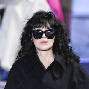 Isabelle Adjani - Défilé de mode prêt-à-porter automne-hiver 2022/2023 AMI lors de la fashion week de Paris. Le 19 janvier 2022 