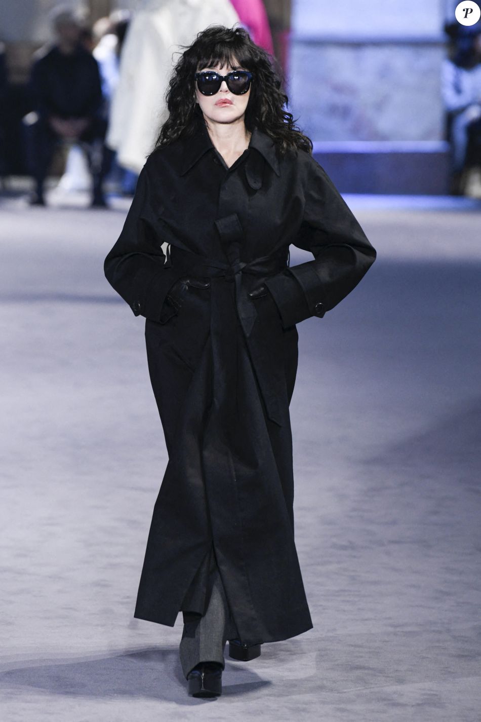 Isabelle Adjani Défilé de mode prêtàporter automnehiver 2022/2023