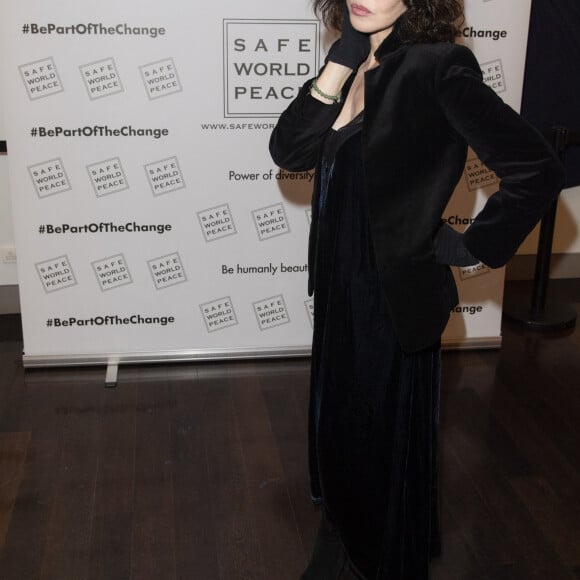 Exclusif - Isabelle Adjani (qui participe par solidarité et bénévolement au lancement du site) - Lancement du site de la marque "Safe World Peace" à la Société d'Encouragement pour l'Industrie Nationale à Paris, le 22 octobre 2018. Cette marque de joaillerie est la seule au monde à être complètement dédiée à l'humanitaire. Créé par Fadia Otte, Safe World Peace associe trois symboles très forts : la croix chrétienne, le croissant de l'Islam et l'étoile de David afin de transmettre un message de respect, de solidarité, de tolérance, d'amour et de respect Texte lu par I. Adjani : "Déclarer la paix, c'est plus difficile, plus long que déclarer la guerre : il faut du courage et de la détermination pour trouver le chemin de la paix à travers les conflits et les attentats qui laissent c des plaies à la surface du globe. New York, Londres, Karachi, Madrid, Alep, Paris, Bamako, Barcelone, Kaboul, Somalie, Nigéria, Yemen... partout dans le monde des explosions, des tirs de mitraillettes, des cris, des pleurs, du brui tet de la fureur qui ont rappelé à mon amie Fadia Otte ce qu'elle avait vécu enfant à Beyrouth, ce Beyrouth meurtri par les oppositions inter-religieuses qu'elle avait dû fuir... Comment lutter contre la folie qui s'empare des hommes qui s'entretuent et assassinent au nom de dieu ? Comment les convaincre que la paix est la seule voie possible pour l'humanité ? En associant les symboles des différentes religions dans ses créations, Fadia Otte invite toutes les communautés à coexister pacifiquement et à être solidaires les unes des autres pour venir en aide aux femmes, aux enfants et aux hommes qui sont toujours victimes de l'oppression, de l'ignorance et de l'intolérance. Pour Kofi Annan " la tolérance " était " une vertu qui rend la paix possible ". La tolérance est cet espace où chaque individu peut croire et exprimer ce qu'il veut, qu'il soit croyant, agnostique ou athée. C'est cette tolérance que Fadia Otte revendique, cette tolérance portée comme un étendard au poignet ou autour du cou qui peut nous rendre vertueux et nous guider vers la paix. Mais porter un bijou, un sac, cela suffit-il à changer le monde ? peut etre , oui, parce que pour changer le monde, chaque geste compte : créer pour mobiliser, créer pour avancer, créer pour rassembler, créer pour changer le regard que nous portons les uns sur les autres... les créations de Fadia Otte, pionniere de coeur d'une marque entièrement dédiée aux autres, permettra à travers ses ventes, de soutenir des projets concrets en faveur de tous ceux dont les souffrances ne s'arrêteront que quand l'ouverture et le dialogue remplaceront la haine et l'exclusion. "Vous voulez la paix : créez l'amour." Les mots de Victor Hugo résonnent ce soir, ils peuvent nous inspirer comme nous inspire l'engagement de Fadia Otte sur le chemin de l'amour et de la paix. " © Pierre Perusseau/Bestimage 