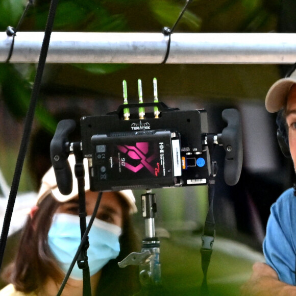 Rencontre sur le tournage du prochain film réalisé par Nicolas Bedos, "Mascarade" dans les jardins du Musée Masséna à Nice, le 10 juin 2021. Avec dans le casting, Pierre Niney, Isabelle Adjani, François Cluzet, Charles Berling, Marine Vacth, Emmanuelle Devos, Laura Morante, ce film est une comédie dramatique sur le thème des arnaques, des crimes et des passions. Le tournage devrait se dérouler sur la Côte d'Azur pendant plus de 2 mois. © Bruno Bebert / Bestimage