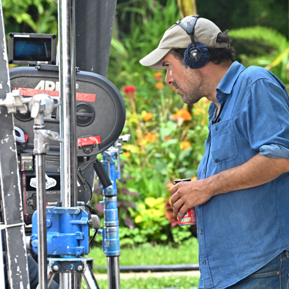 Rencontre sur le tournage du prochain film réalisé par Nicolas Bedos, "Mascarade" dans les jardins du Musée Masséna à Nice, le 10 juin 2021. Avec dans le casting, Pierre Niney, Isabelle Adjani, François Cluzet, Charles Berling, Marine Vacth, Emmanuelle Devos, Laura Morante, ce film est une comédie dramatique sur le thème des arnaques, des crimes et des passions. Le tournage devrait se dérouler sur la Côte d'Azur pendant plus de 2 mois. © Bruno Bebert / Bestimage