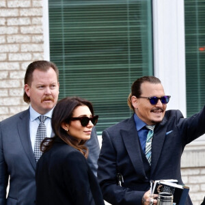 Johnny Depp salue ses fans en arrivant au tribunal de Fairfax, en marge du procès intenté pour diffamation contre son ex-femme, A.Heard. Le 25 mai 2022. 
