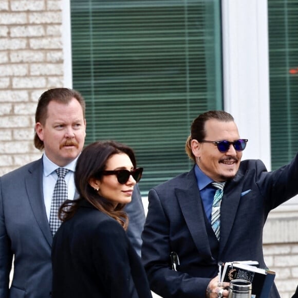 Johnny Depp salue ses fans en arrivant au tribunal de Fairfax, en marge du procès intenté pour diffamation contre son ex-femme, A.Heard. Le 25 mai 2022. 