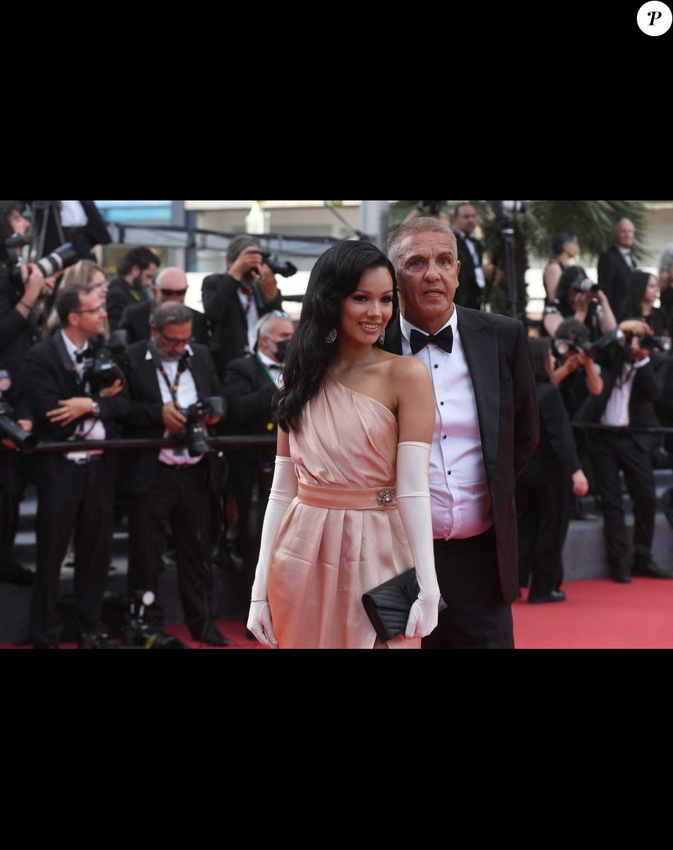 Samy Naceri et sa compagne Athéna - Montée des marches pour la cérémonie de clôture du 75ème Festival International du Film de Cannes. Le 28 mai 2022 © Giancarlo Gorassini / Bestimage