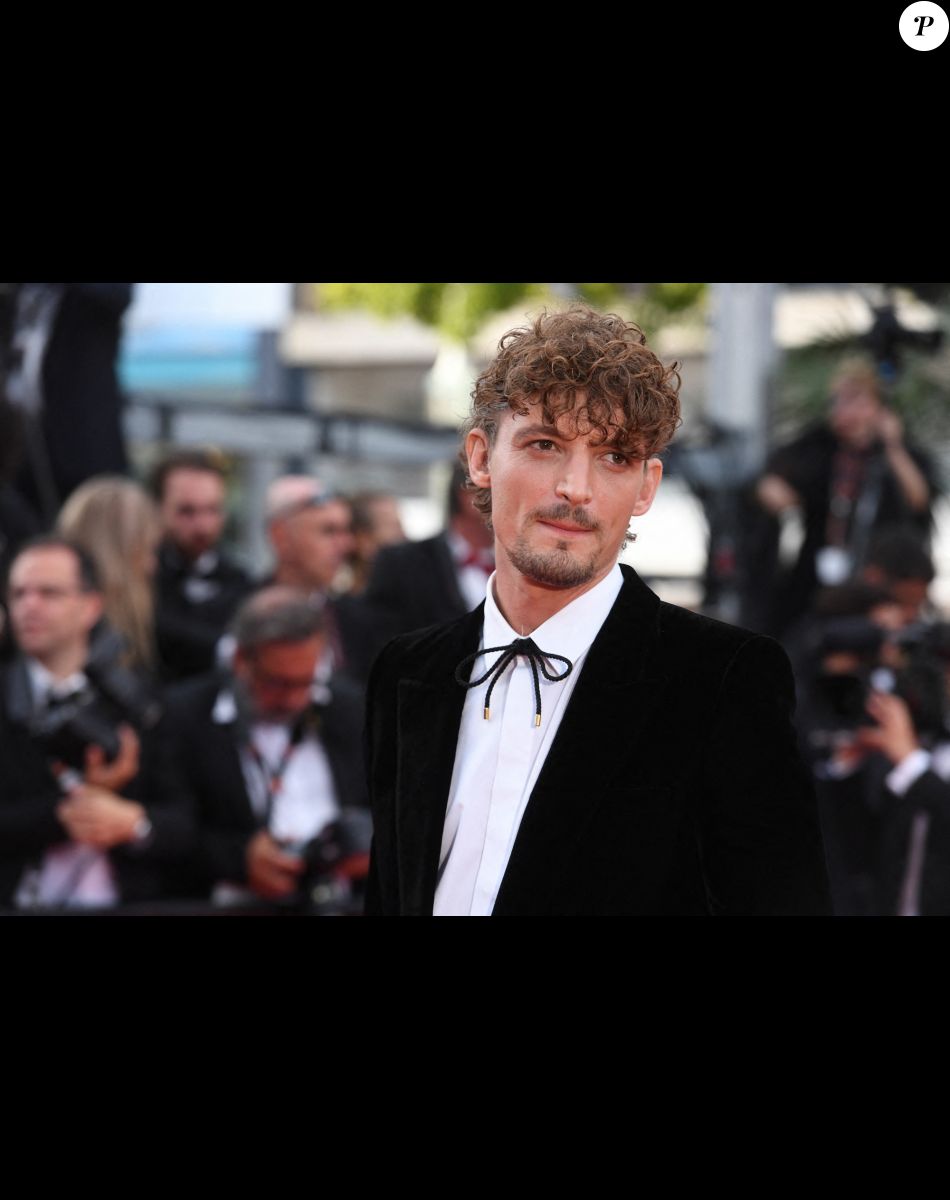 Niels Schneider - Montée des marches pour la cérémonie de clôture du 75ème Festival International du Film de Cannes. Le 28 mai 2022 © Giancarlo Gorassini / Bestimage
