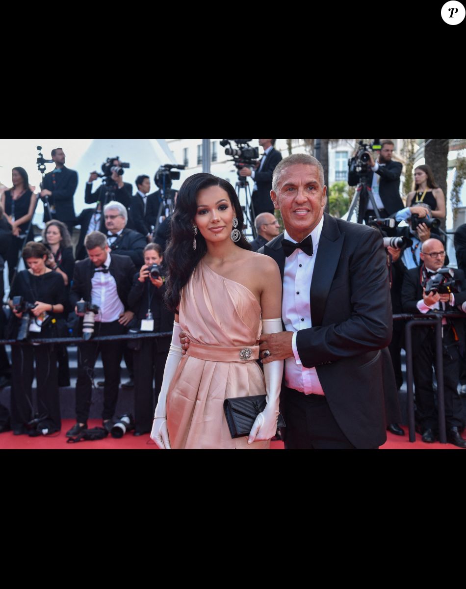 Samy Naceri et sa compagne Athéna - Montée des marches pour la cérémonie de clôture du 75ème Festival International du Film de Cannes. Le 28 mai 2022 © Giancarlo Gorassini / Bestimage