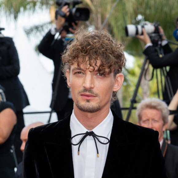 Niels Schneider - Montée des marches pour la cérémonie de clôture du 75ème Festival International du Film de Cannes. Le 28 mai 2022 © Olivier Borde / Bestimage