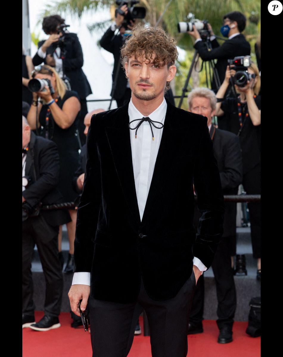 Niels Schneider - Montée des marches pour la cérémonie de clôture du 75ème Festival International du Film de Cannes. Le 28 mai 2022 © Olivier Borde / Bestimage