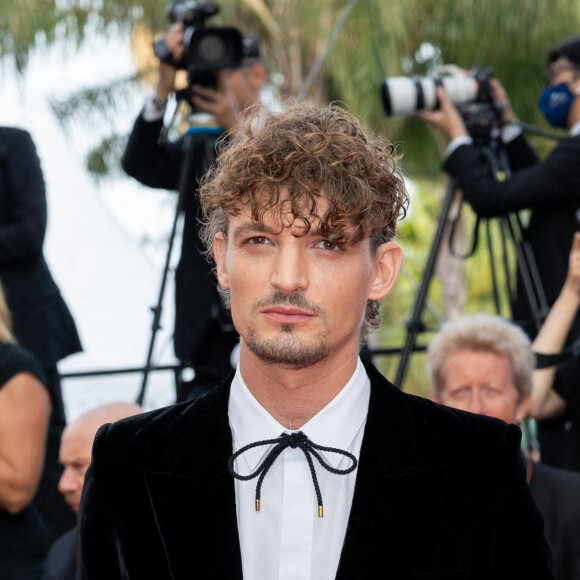 Niels Schneider - Montée des marches pour la cérémonie de clôture du 75ème Festival International du Film de Cannes. Le 28 mai 2022 © Olivier Borde / Bestimage