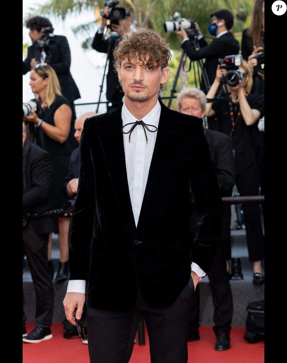 Niels Schneider - Montée des marches pour la cérémonie de clôture du 75ème Festival International du Film de Cannes. Le 28 mai 2022 © Olivier Borde / Bestimage