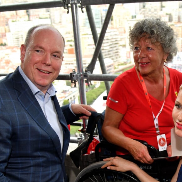 Le prince Albert II et la princesse Charlène de Monaco ont rendu visite aux spectateurs de la tribune de l'association monégasque des handicapés moteur, lors des essais du Grand Prix de Monaco, le 28 mai 2022. © Bruno Bebert/Pool Monaco/Bestimage