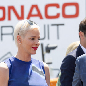 Le prince Albert II et la princesse Charlène de Monaco rendent visite aux bénévoles de la croix rouge du Grand Prix de Formule 1 de Monaco, le 28 mai 2022. © Olivier Huitel/Pool Monaco/Bestimage