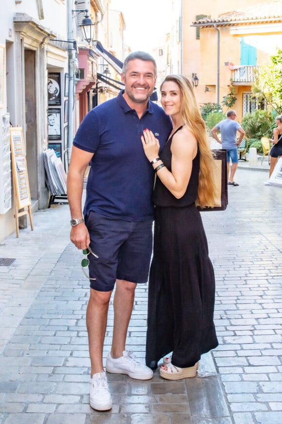 Exclusif - Arnaud Ducret et sa femme Claire Francisci-Ducret se promènent rue des Remparts dans le quartier de La Ponche à Saint-Tropez, Côte d'Azur, France, le 22 août 2021. © Jack Tribeca/Bestimage 