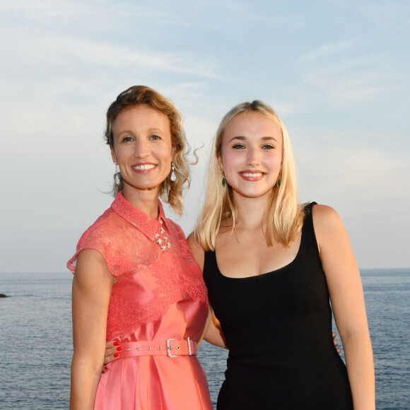 Alexandra Lamy et sa fille Chloé Jouannet - 6ème gala annuel de l'unité d'Antibes Juan les Pins, Vallauris, Golfe Juan, de la Croix Rouge française dans le cadre du prestigieux hôtel Eden Roc au Cap d'Antibes. © Bruno Bebert/Bestimage 