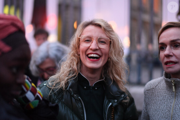 Alexandra Lamy au vernissage de l'exposition photos "Libres et égales" à l'occasion de la journée internationale des droits des femmes sur les grilles de la cour d'appel à Paris, France, le 6 mars 2020. © Rachid Bellak/Bestimage 