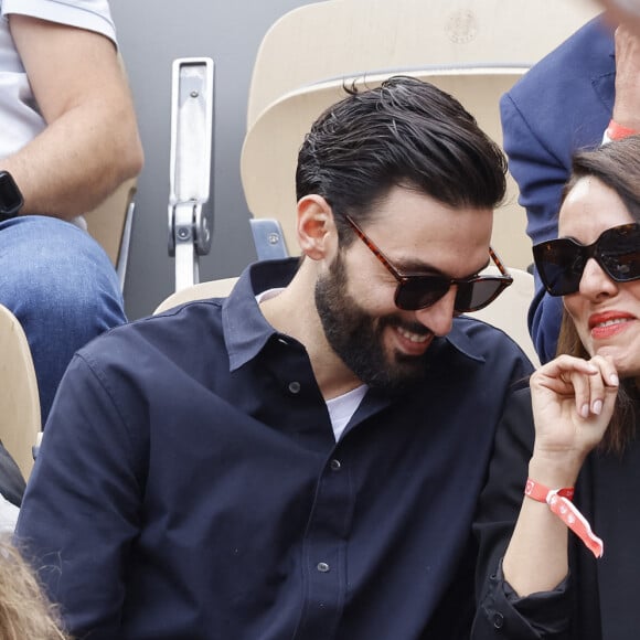 Sofia Essaïdi et son compagnon Adrien Galo - People dans les tribunes lors des Internationaux de France de Tennis de Roland Garros 2022 à Paris le 29 mai 2022. © Cyril Moreau/Bestimage