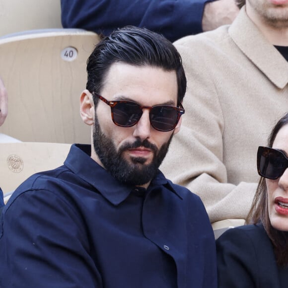 Sofia Essaïdi et son compagnon Adrien Galo - People dans les tribunes lors des Internationaux de France de Tennis de Roland Garros 2022 à Paris le 29 mai 2022. © Cyril Moreau/Bestimage  People in the stands during the French Open Tennis at Roland Garros 2022 in Paris on May 29, 2022. 