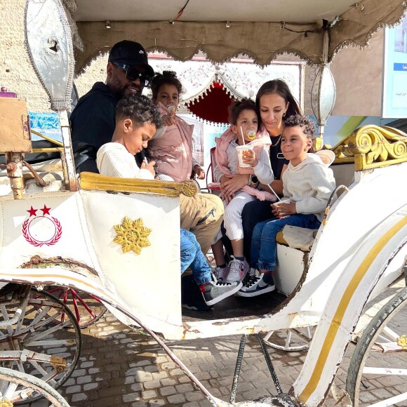 Rofrane et Nasser Bambara de "Familles nombreuses" avec leurs enfants au Maroc