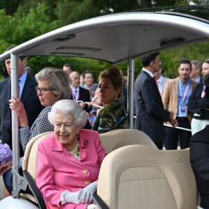 La reine Elisabeth II d'Angleterre assiste en voiturette de golf à l'exposition florale "RHS Chelsea Flower Show" au Royal Hospital à Londres, Royaume Uni, le 23 mai 2022. 