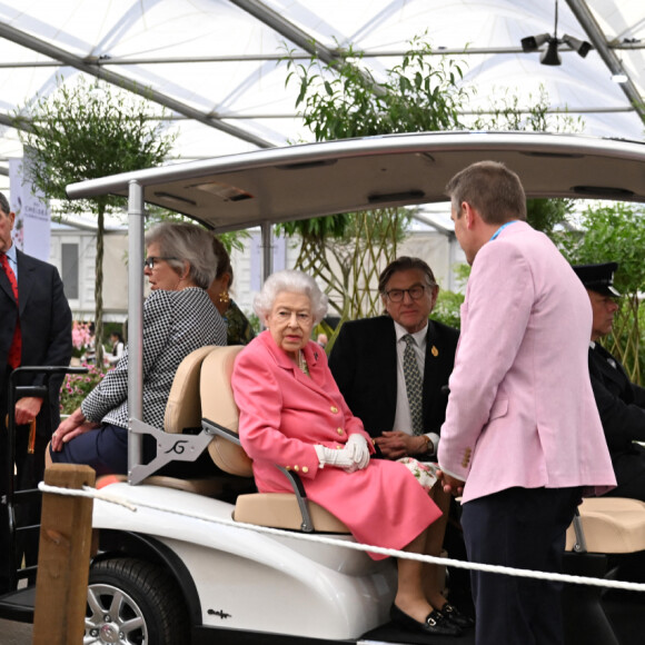 La reine Elisabeth II d'Angleterre assiste en voiturette de golf à l'exposition florale "RHS Chelsea Flower Show" au Royal Hospital à Londres, Royaume Uni, le 23 mai 2022. 