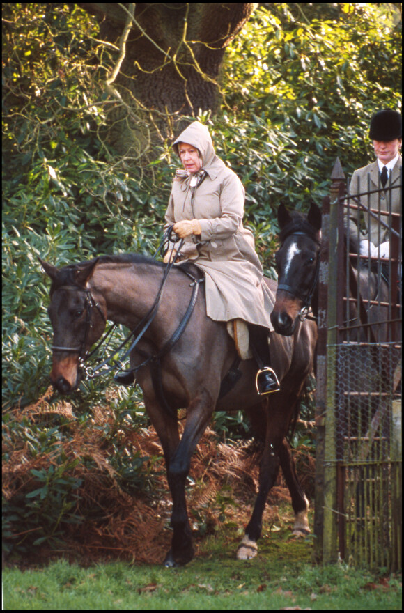 Archives- La Reine Elizabeth II à cheval dans sa propriété de Sandringham en 1995.