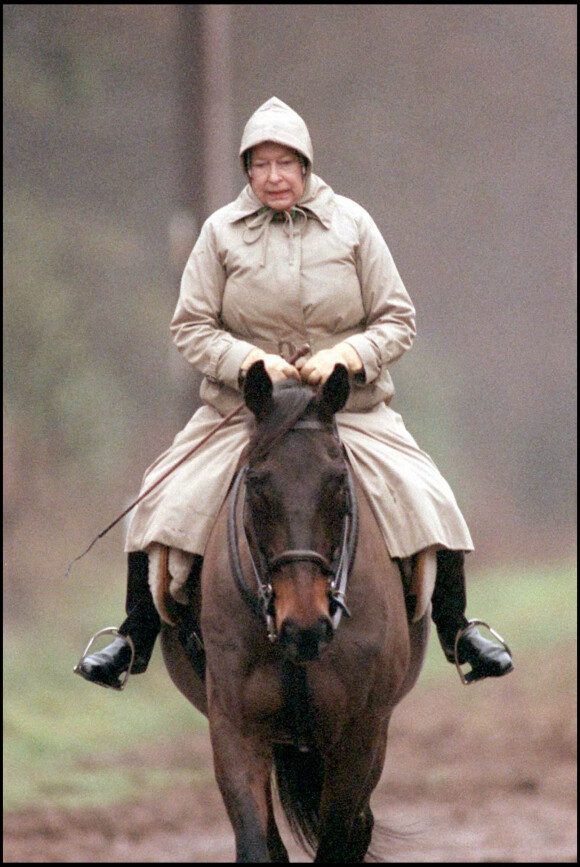 Archives- La Reine Elizabeth II à cheval dans sa propriété de Sandringham en 1995.