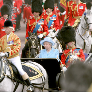 La Reine Elizabeth II et le Prince Philip - Cérémonie de passage en revue des troupes en présence de la famille royale d'Angleterre au Palais de Buckingham. Le 11 juin 2005.