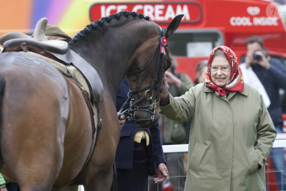La Reine Elizabeth II assiste au "Royal Windsor Horse Show" le 14 mai 2010.