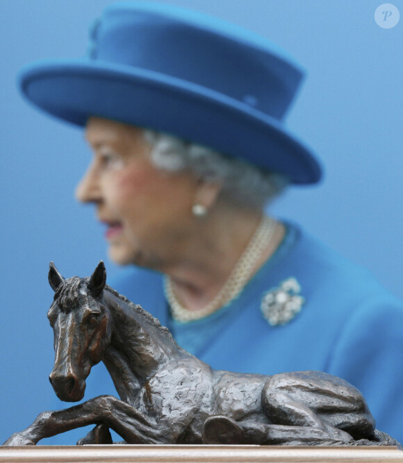 La reine Elisabeth II d'Angleterre et le prince Philip, duc d'Edimbourg, ont inauguré la nouvelle école vétérinaire de l'université Surrey à Guildford. Le couple royal a visité la clinique pour les grands animaux et ont pu ainsi admirer des chevaux. Le 15 octobre 2015.