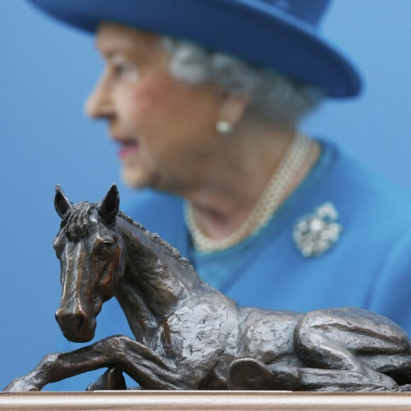 La reine Elisabeth II d'Angleterre et le prince Philip, duc d'Edimbourg, ont inauguré la nouvelle école vétérinaire de l'université Surrey à Guildford. Le couple royal a visité la clinique pour les grands animaux et ont pu ainsi admirer des chevaux. Le 15 octobre 2015.