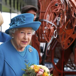 La reine Elisabeth II d'Angleterre et le prince Philip, duc d'Edimbourg, ont inauguré la nouvelle école vétérinaire de l'université Surrey à Guildford. Le couple royal a visité la clinique pour les grands animaux et ont pu ainsi admirer des chevaux. Le 15 octobre 2015.